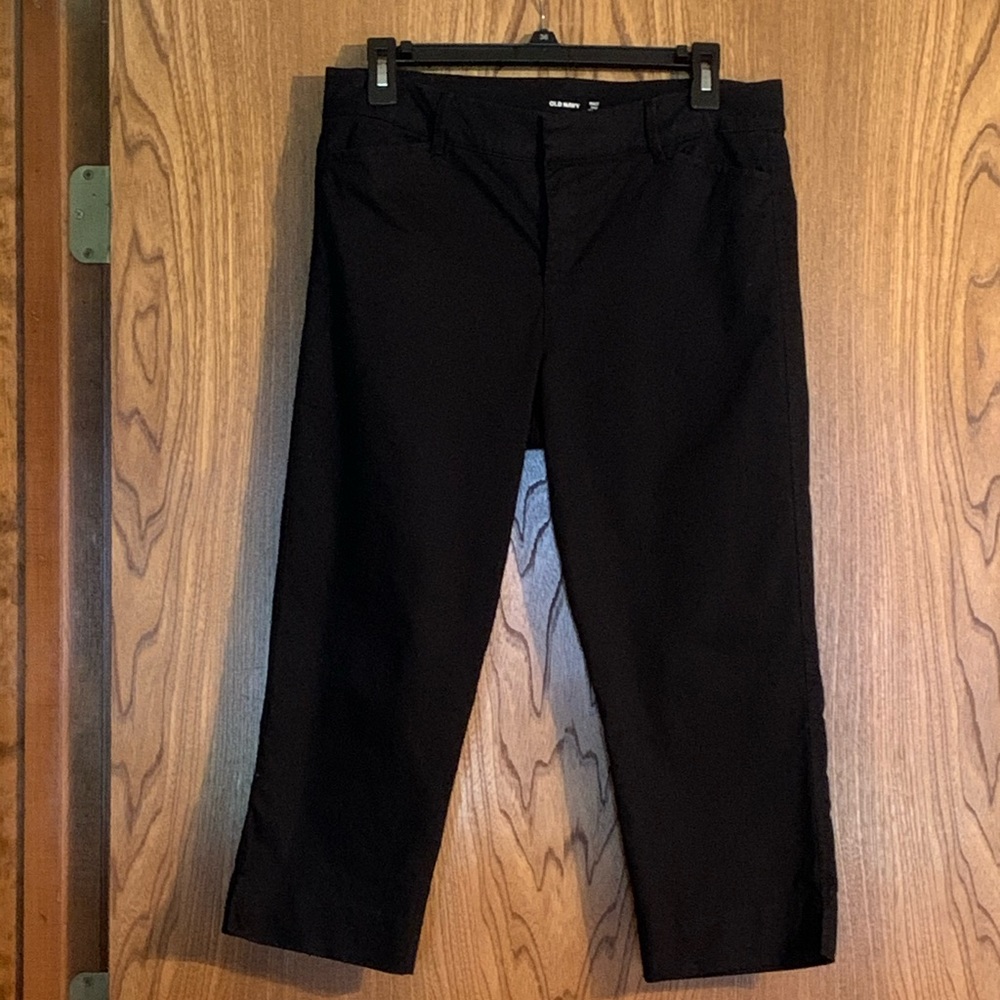 Old Navy Black Pixie Crop Pants. Size 6
